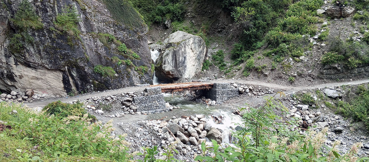 मनाङकाे चामेमा सवारीसाधनका लागि काठेपुल